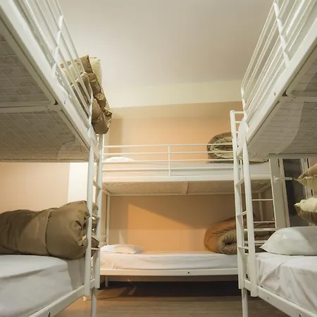 Pella Inn Hostel Hotel *