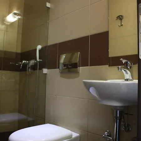Pella Inn Hostel Hotel *