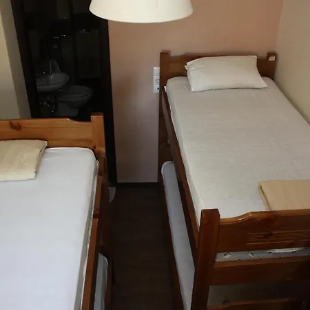 Pella Inn Hostel *