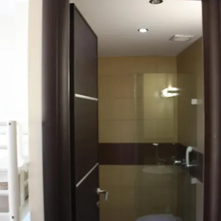 Pella Inn Hostel Hotel